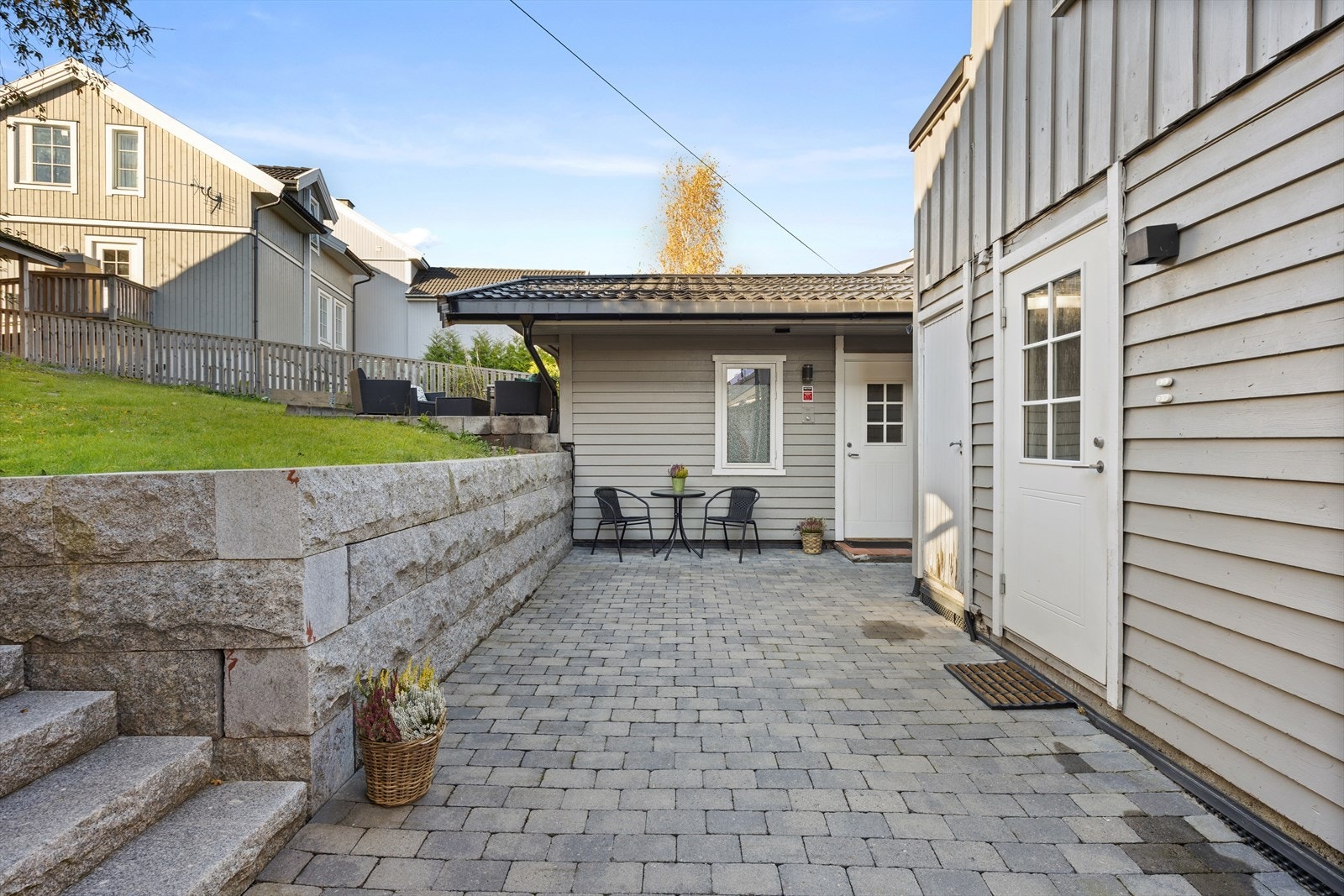 Uteområdene er oppgradert med belegningsstein, granitt støttemur og plenarealer Galleribilde