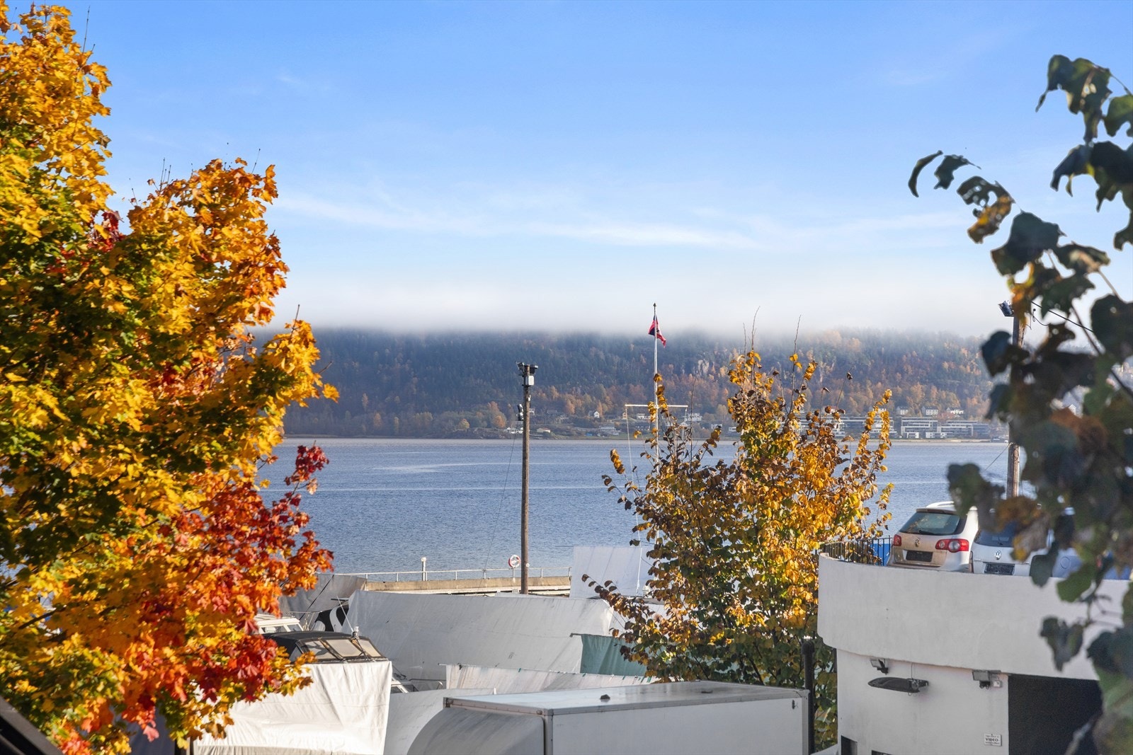 Fjordutsikt fra leiligheten, samt nærhet til småbåthavn og badeplass Galleribilde