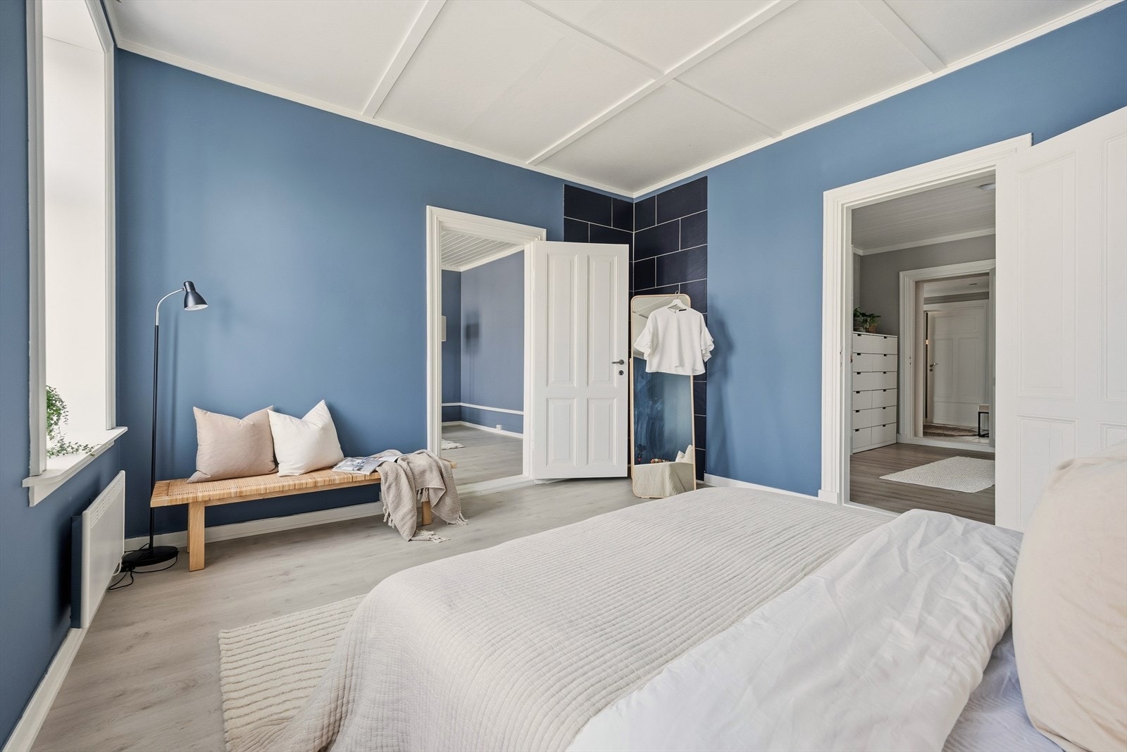 Legg merke til de flotte profilerte dørene Galleribilde