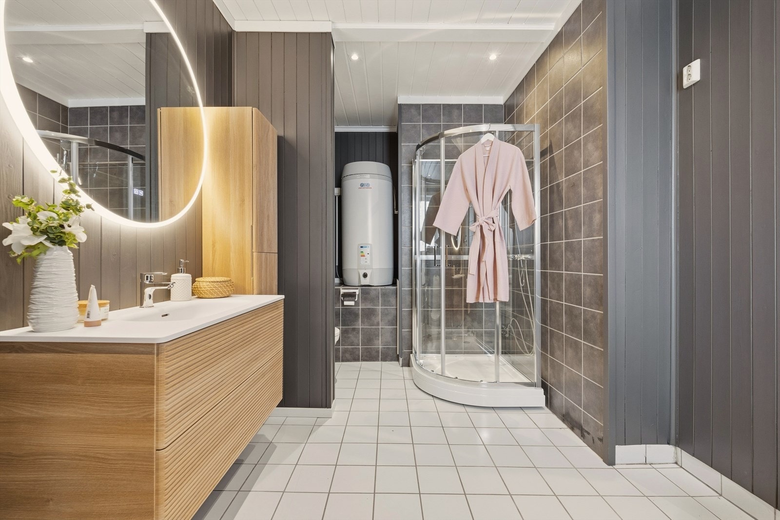 Badet er oppgradert i 2025 og 2026 med ny innredning, dusjkabinett samt stor varmtvannsbereder fra 2020 Galleribilde