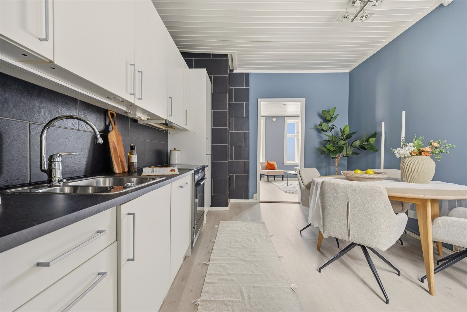 Kjøkkenet er utstyrt med hvitevarer som komfyr og oppvaskmaskin Galleribilde