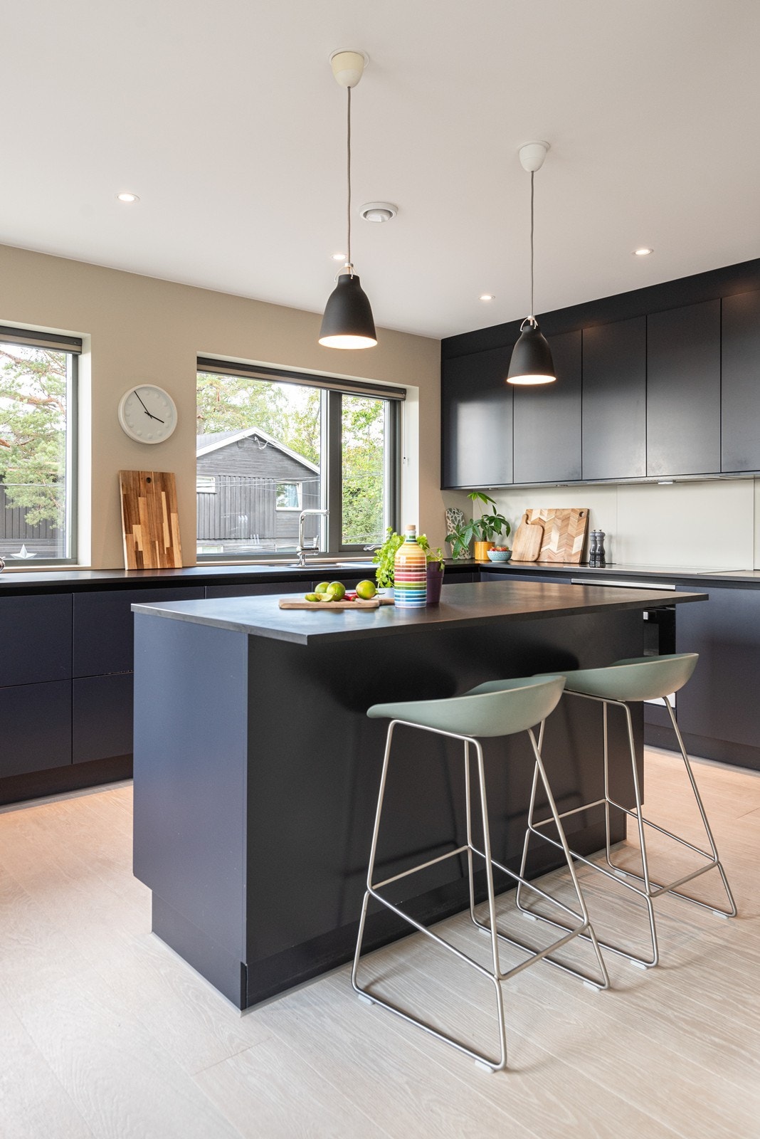 Moderne kjøkkeninnredning fra 2019 med praktisk kjøkkenøy og masse lys Galleribilde