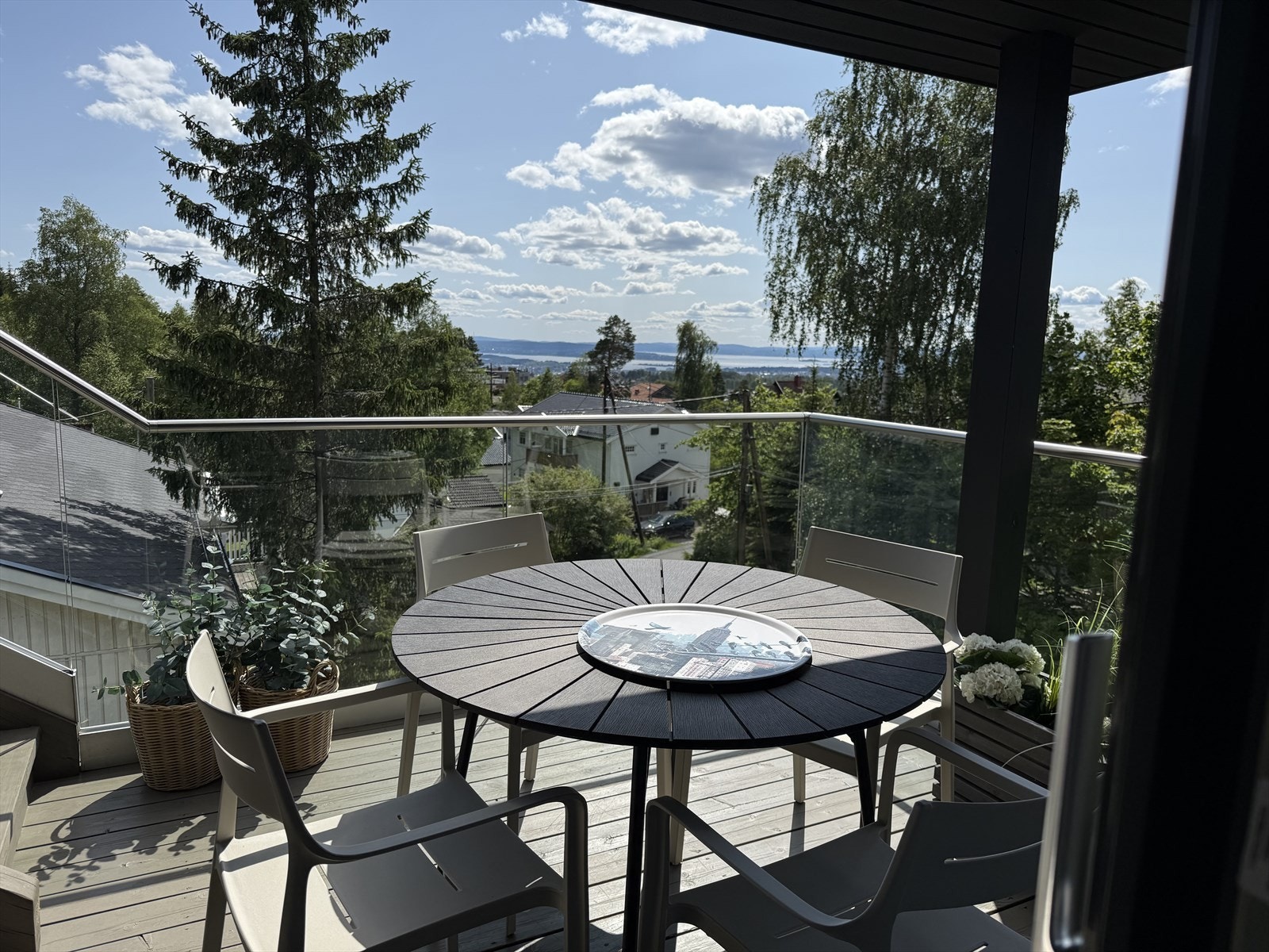 I plan 2 finnes solrik og koselig balkong med direkte utgang fra stue/kjk. Trapp videre opp til takterrassen Galleribilde