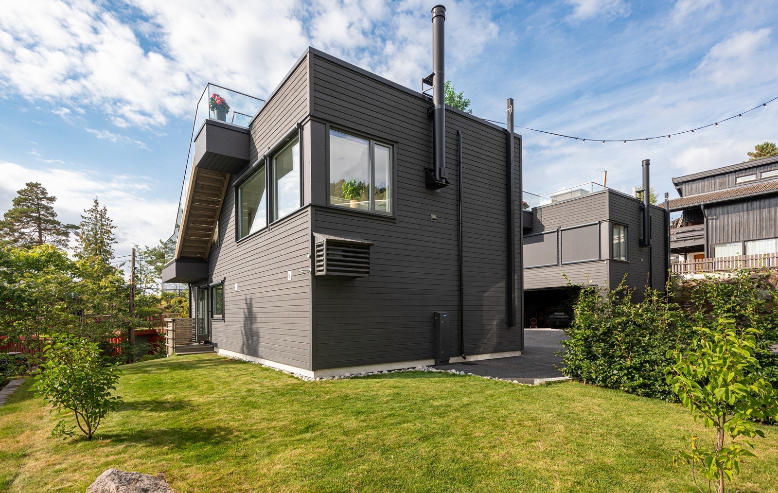 Barnevennlig hage med enkel adkomst fra både boligens 1 plan og direkte inn fra gårdsplass Galleribilde