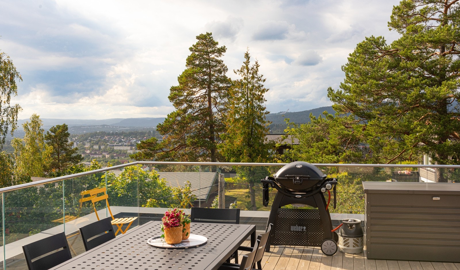 God plass til møblering av både spiseplass og salong samt solsenger etc. Galleribilde