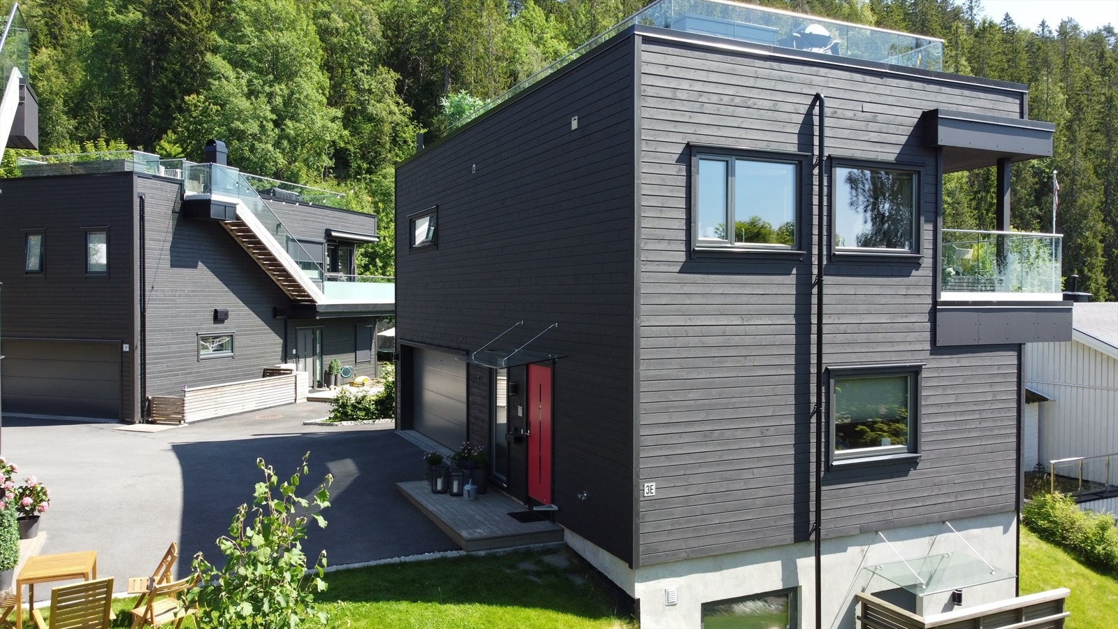 Moderne frittliggende enebolig fra 2019 med gårdsplass og integrert garasje Galleribilde