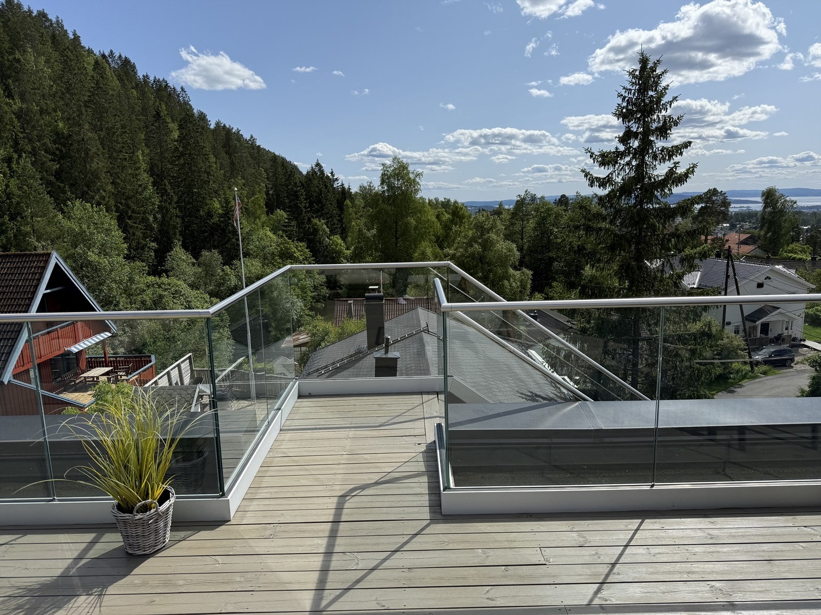 Herlig takterrasse med svært gode sol-og utsiktsforhold Galleribilde