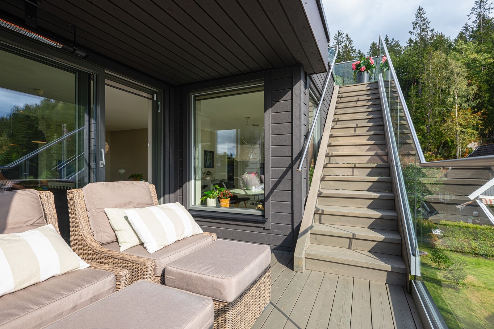 Flotte sol- og utsiktsforhold på balkongen med trapp videre opp til takterrassen Galleribilde