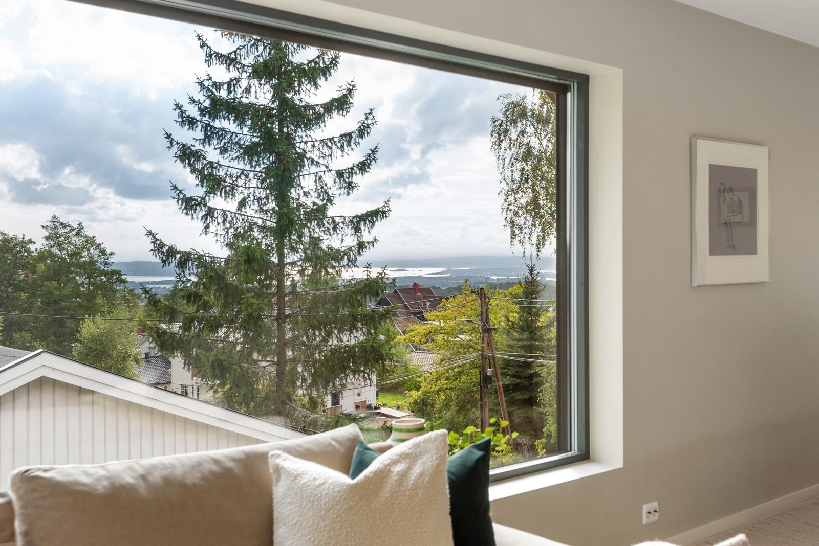 Fjordutsikt også fra hoveplanet/stue/spisestue og kjøkkenet Galleribilde