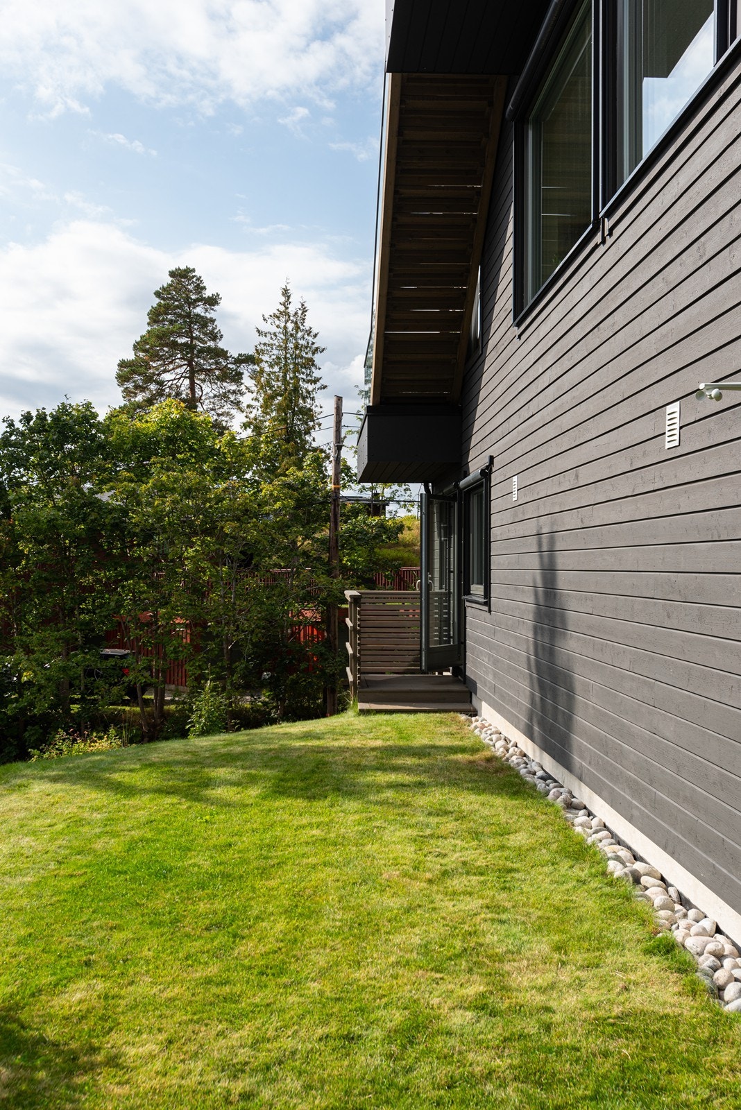 Barnevennlig hage med enkel adkomst fra både boligens 1 plan og direkte inn fra gårdsplass Galleribilde