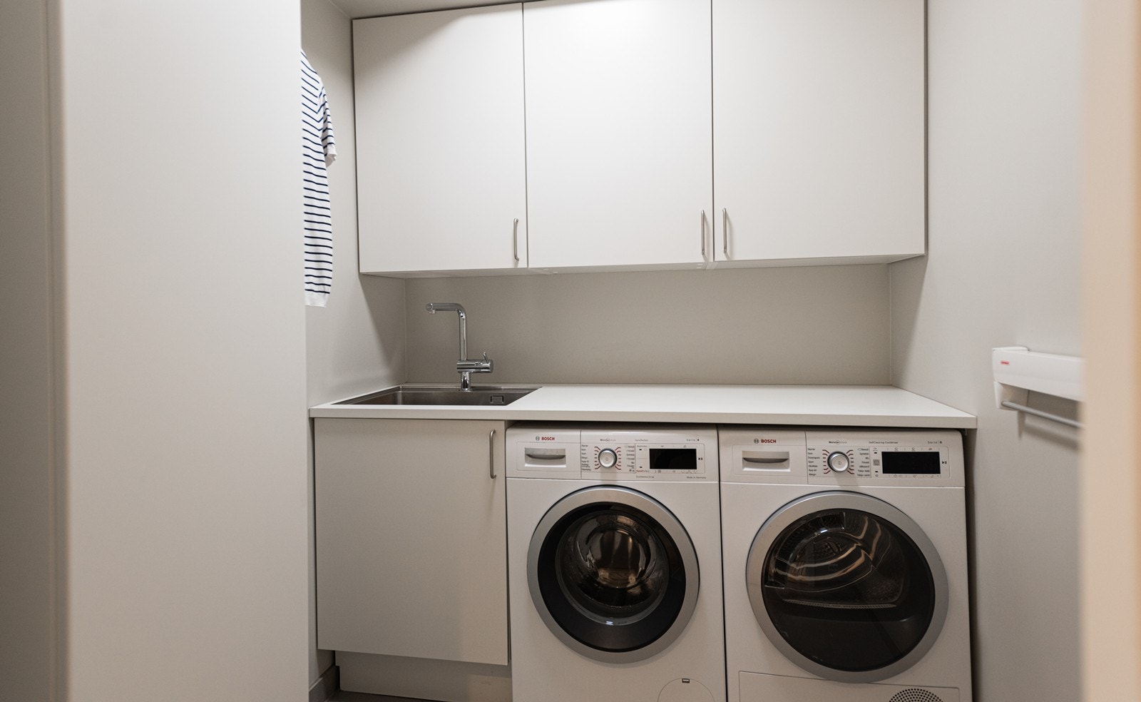 Praktisk og romslig vaskerom i underetasjen Galleribilde