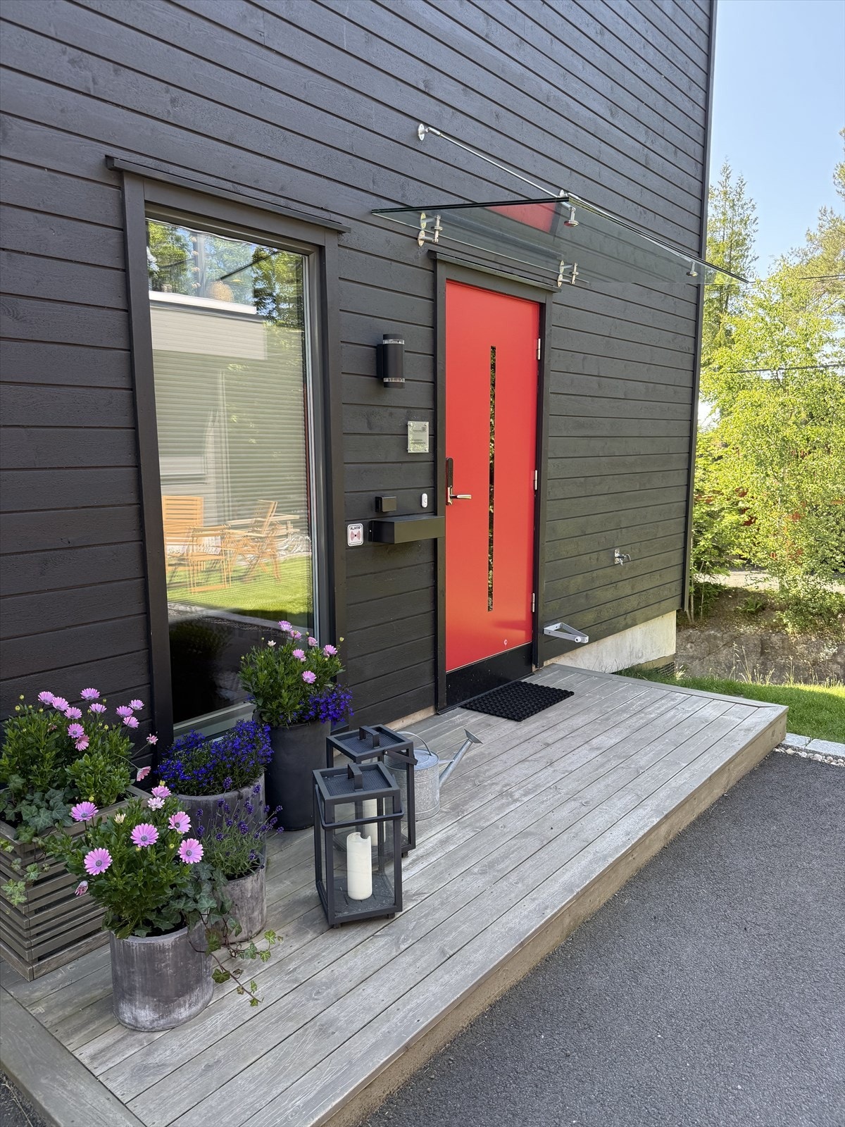 Inngangsparti med platting og romslig gårdsplass til både gjesteparkering og lek Galleribilde