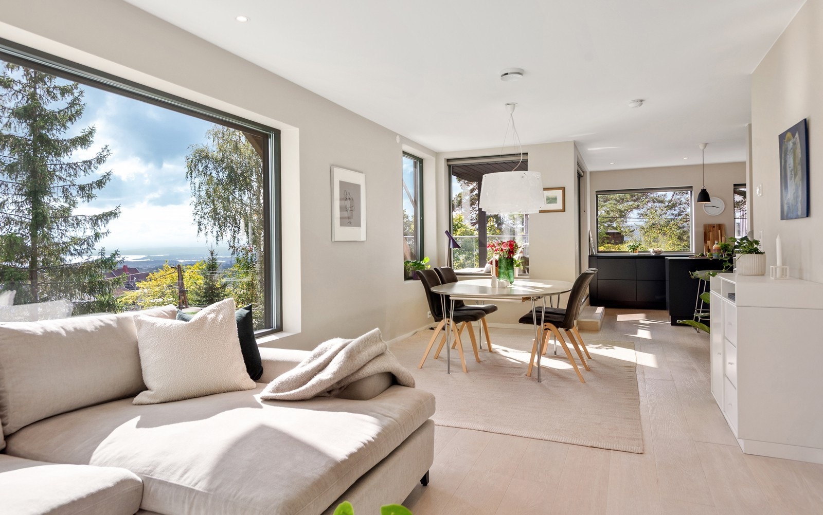 Fjordutsikt også fra hoveplanet/stue/spisestue og kjøkkenet Galleribilde