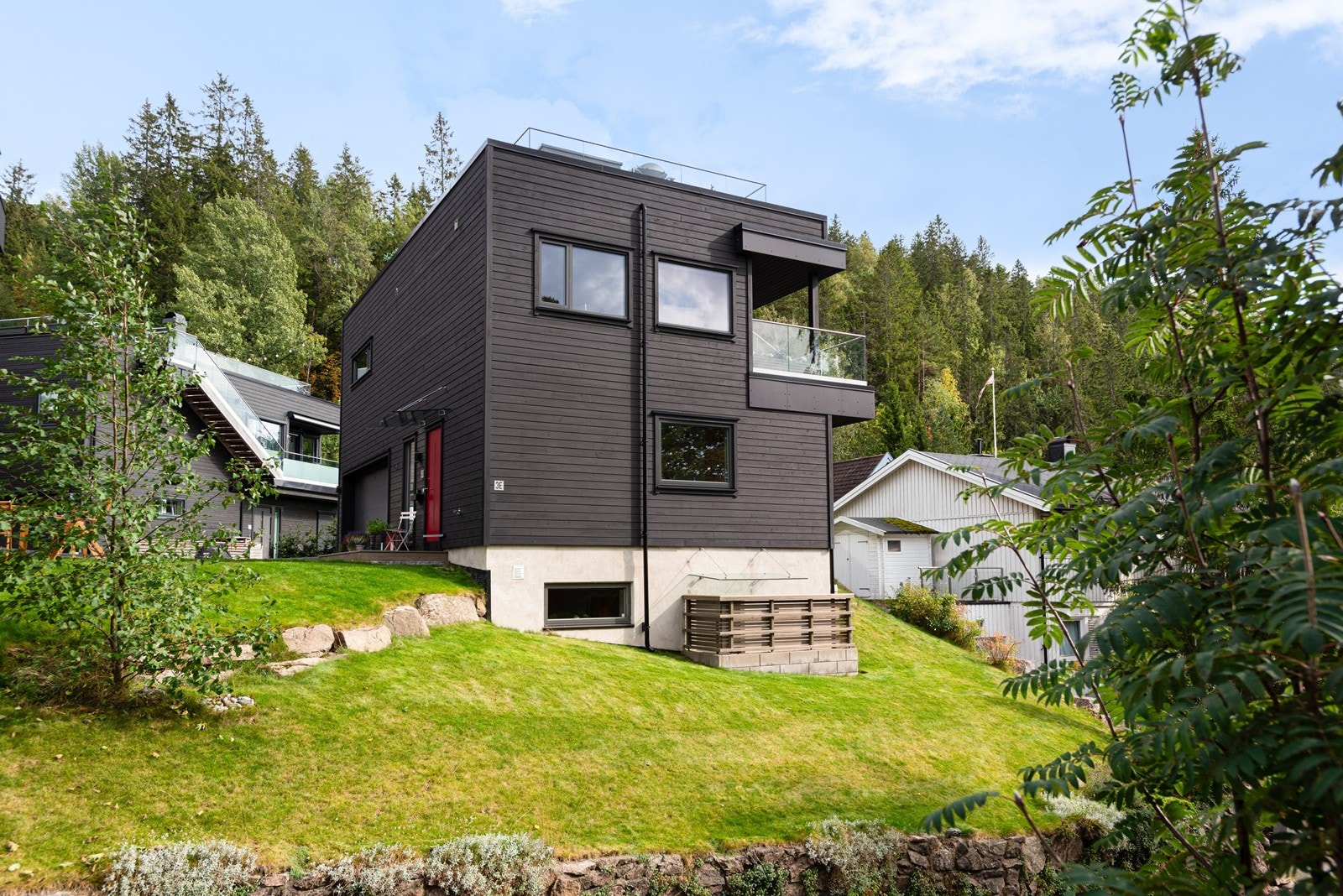 Huset ligger høyt og fint til over veien med flotte sol-og utsiktsforhold Galleribilde