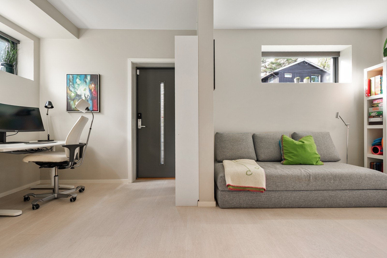 Hybel eller kjellerstue med egen inngang - opplegg for vann/avløp i vegg for mulig etablering av hybel-kjøkken. Galleribilde