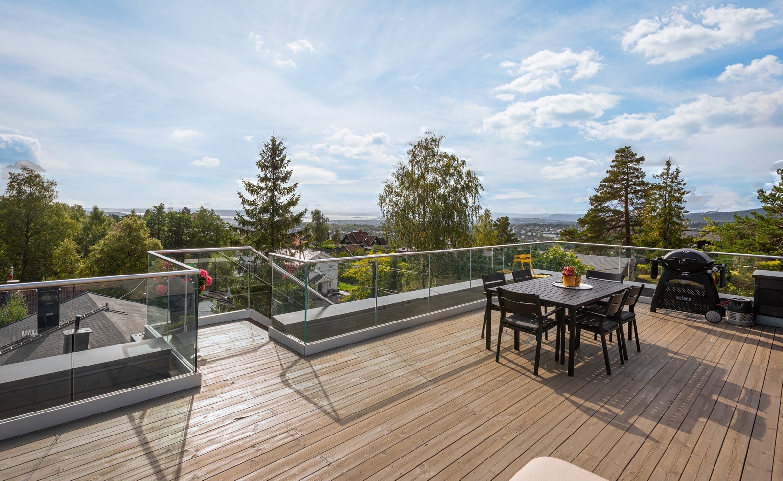 Rundhaugveien 3 E - Nyere enebolig | Fjordutsikt | Stor solrik takterrasse og veranda | Hybel m/egen inng.| Hage | Garasje | Marka som nabo! Galleribilde