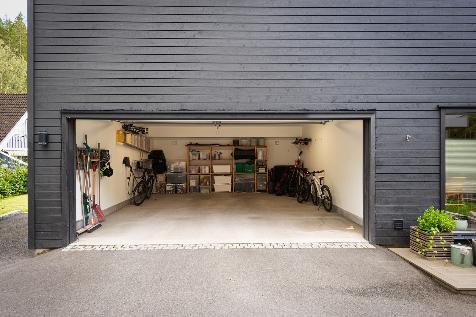 Praktisk dobbeltgarasje med lagringsplass og el-bil lading Galleribilde