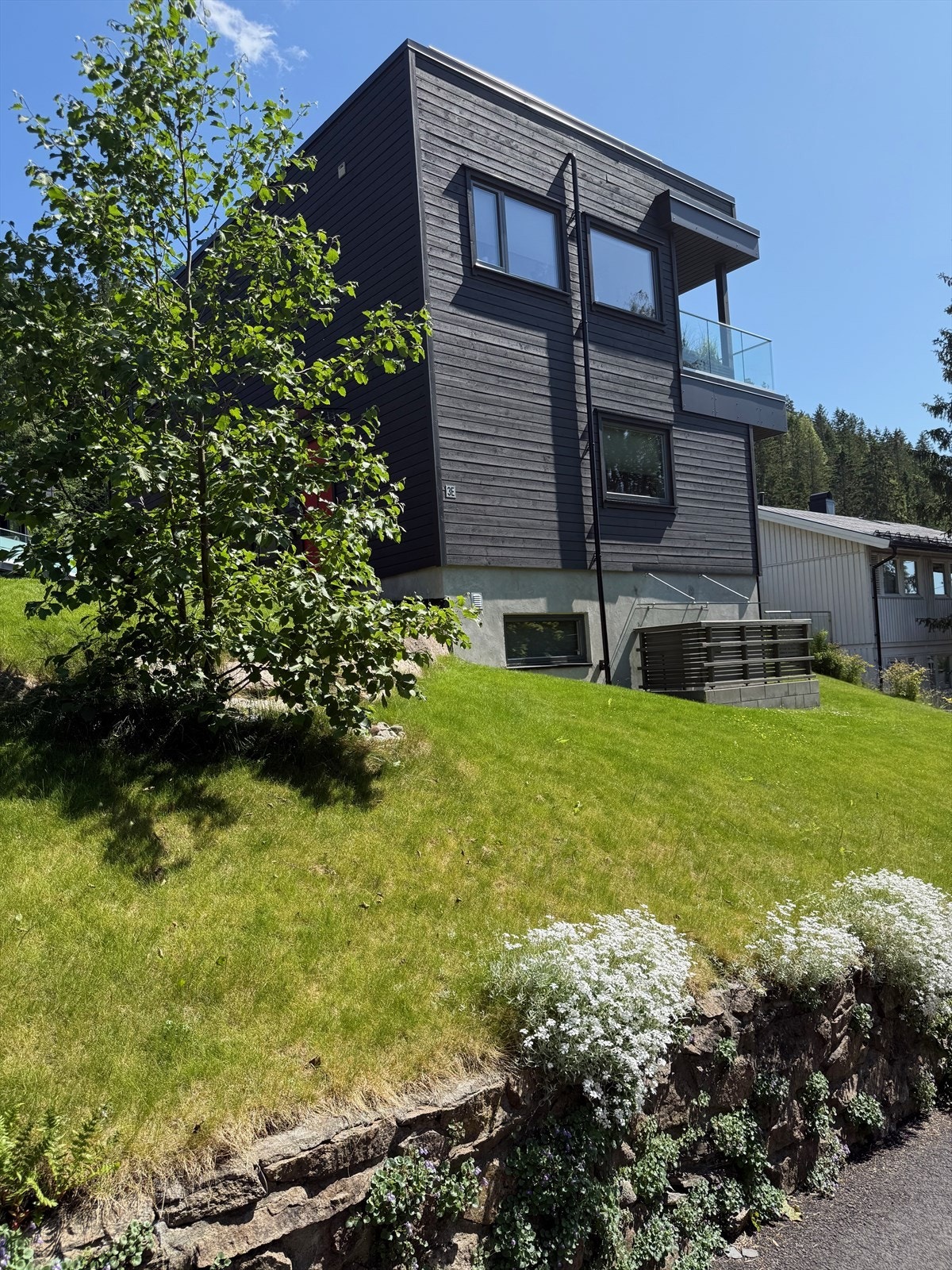 Huset ligger langs en liten høyderygg - i 1. rekke mot utsikten Galleribilde