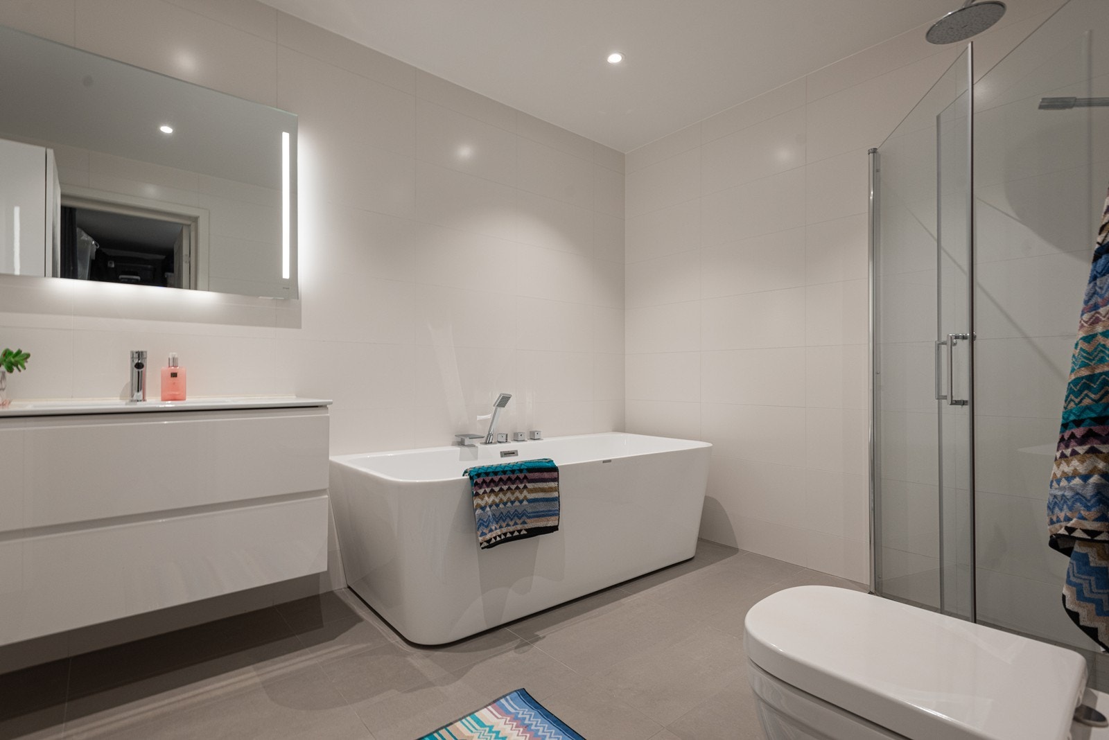 Romslig bad i underetasjen Galleribilde