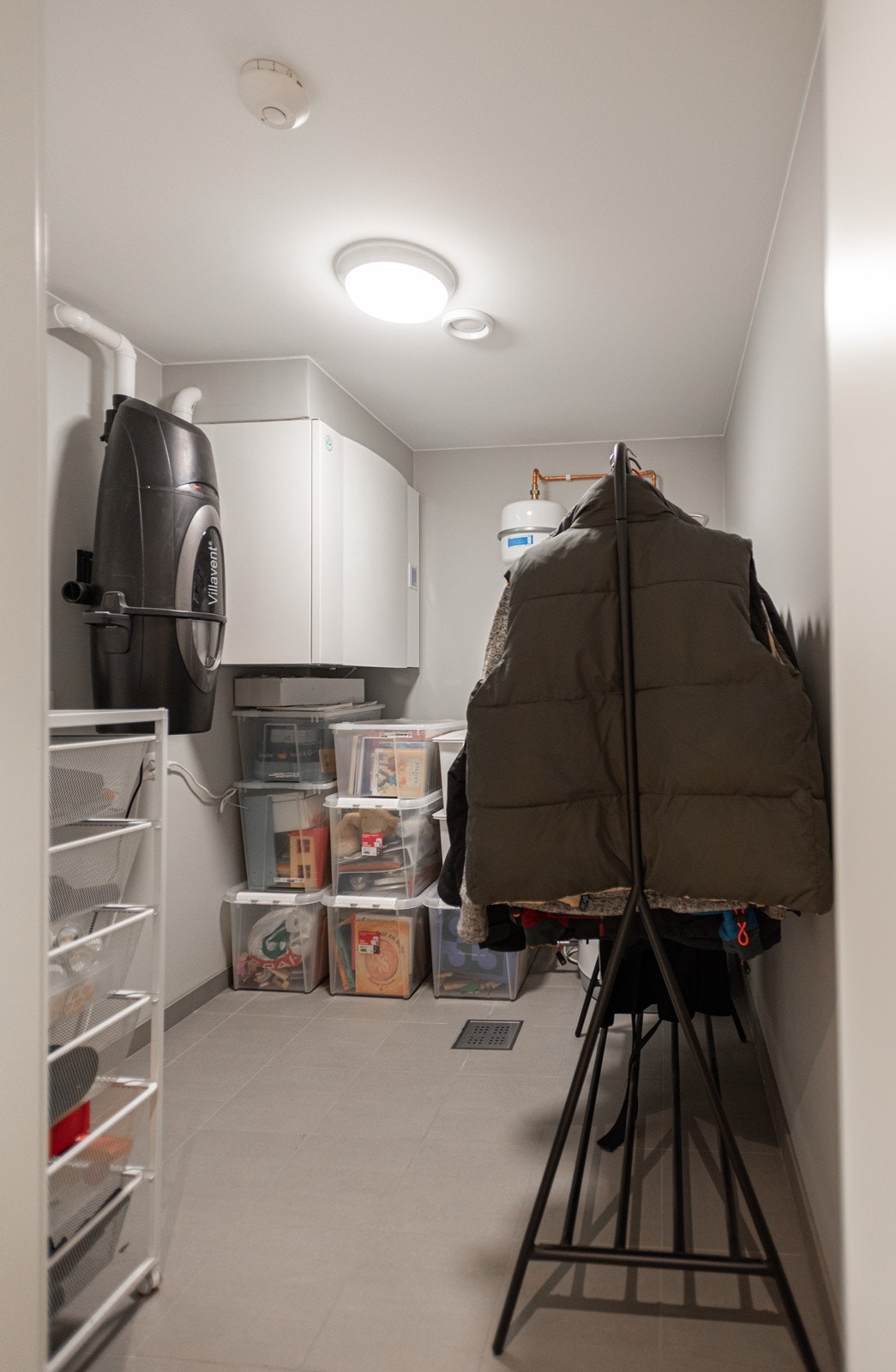 Teknisk bod i underetasjen- også brukt som garderobe/tørkerom Galleribilde