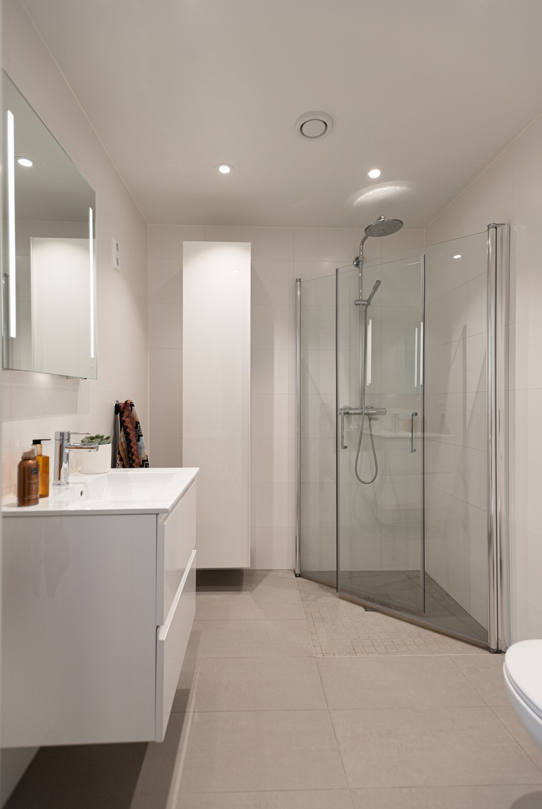 Hybel / kjellerstue har direkte tilgang til pent romslig bad med dusj, servant og toalett Galleribilde