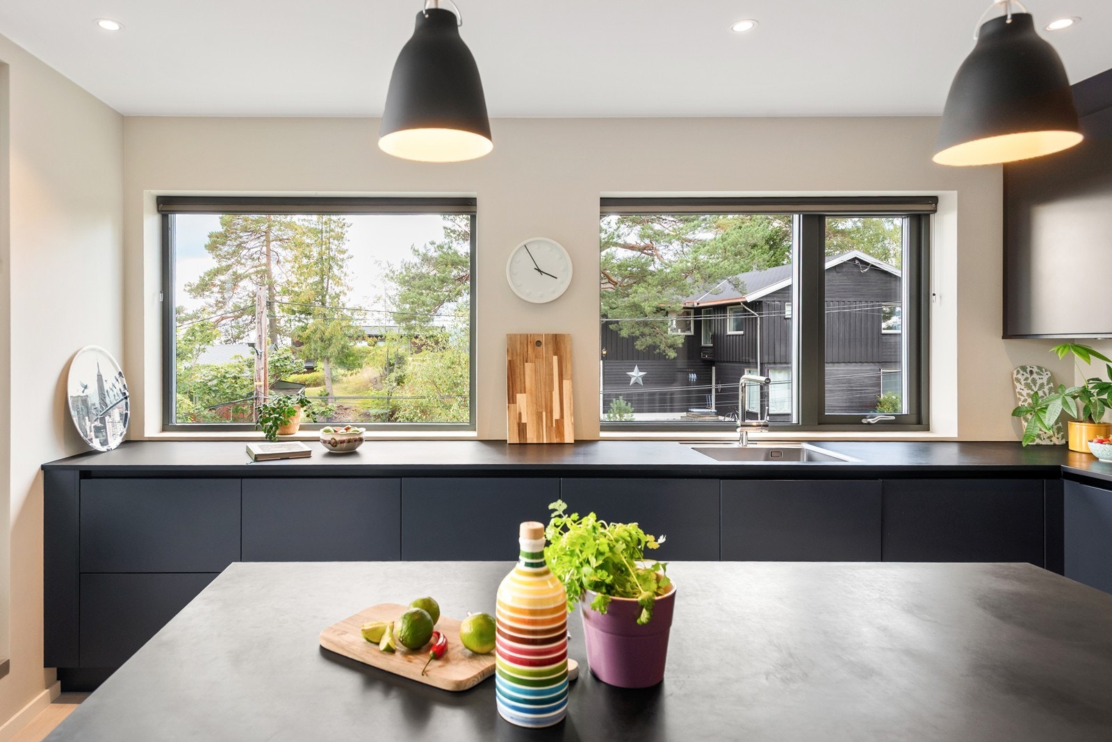 God skap-og benkeplass på kjøkkenet Galleribilde