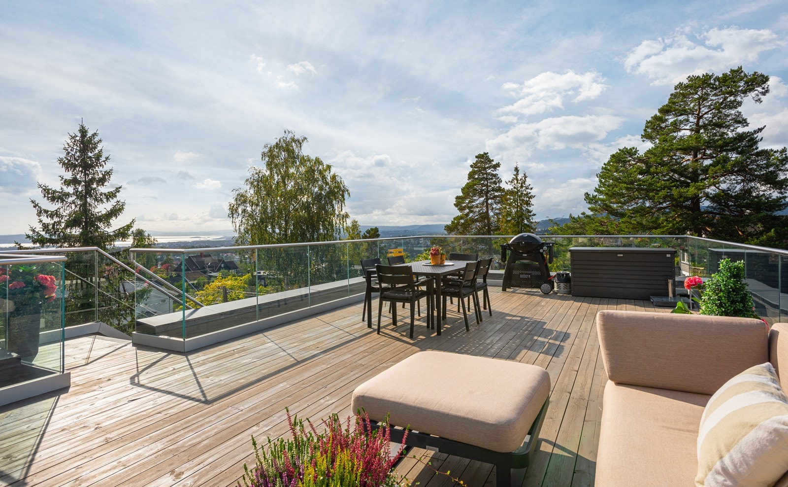 Herlig takterrasse med svært gode sol-og utsiktsforhold Galleribilde