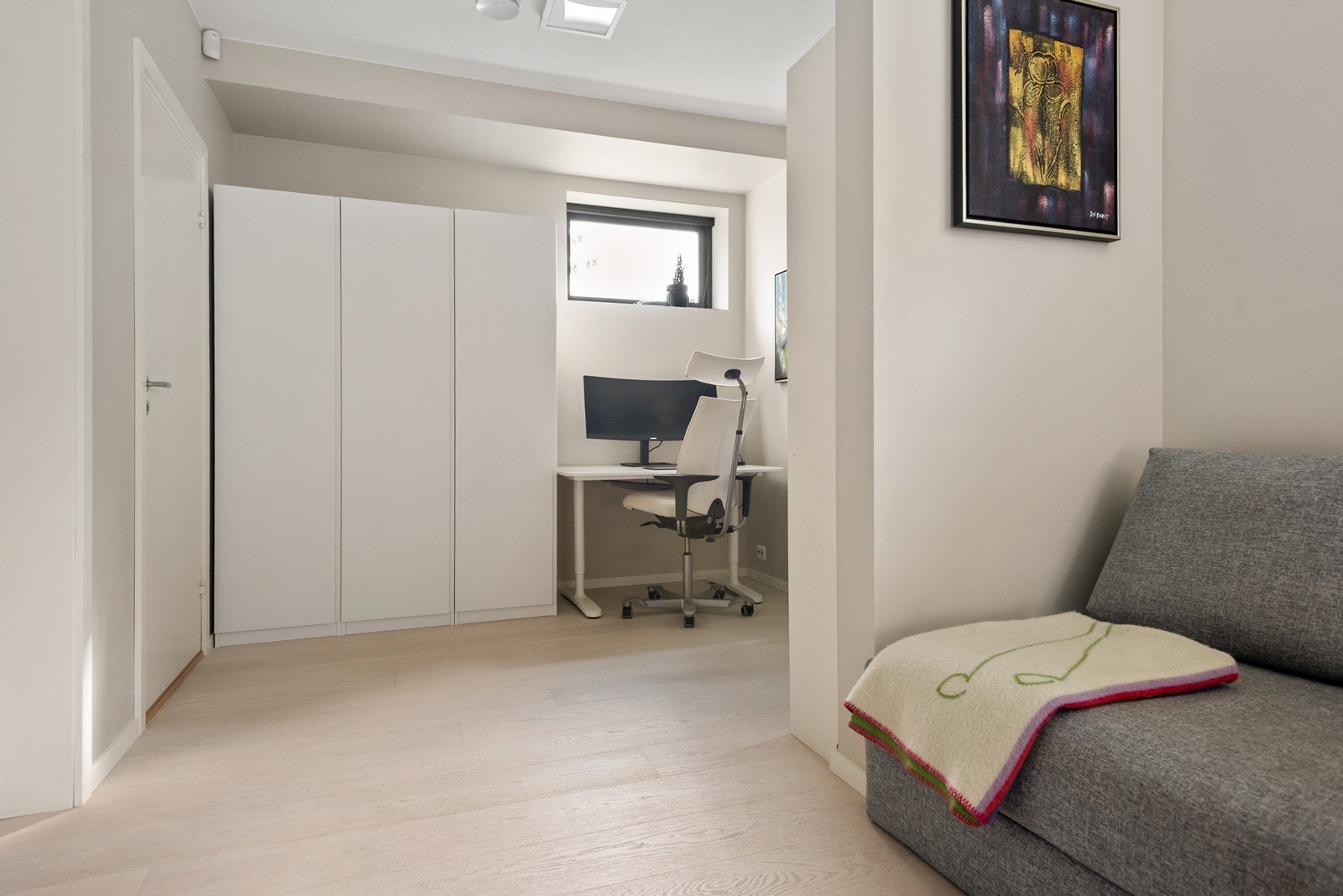 Hybel eller kjellerstue med egen inngang - opplegg for vann/avløp i vegg for mulig etablering av hybel-kjøkken. Galleribilde