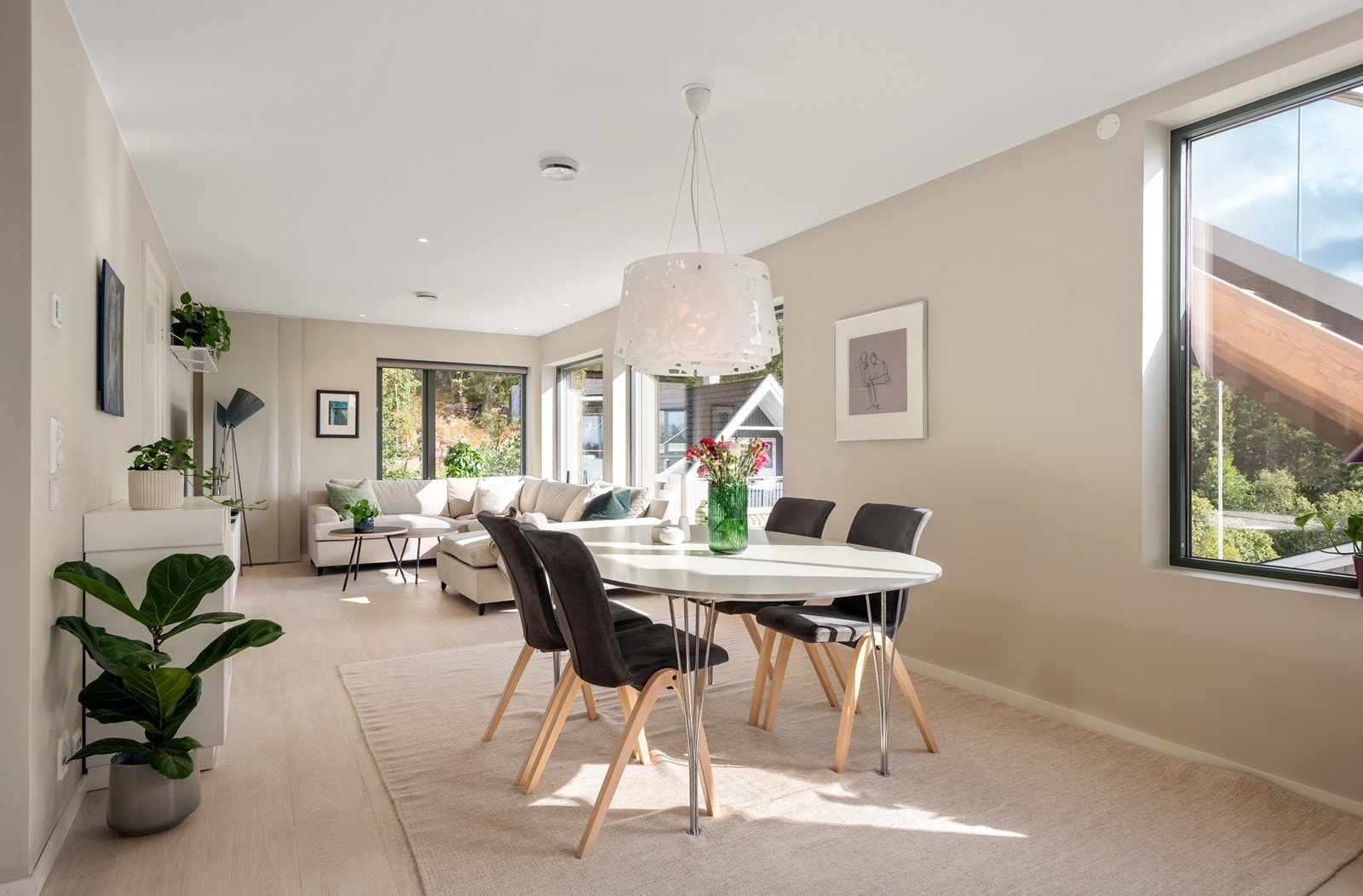 Store vindusflater mot 3 himmelretninger på hovedplanet Galleribilde