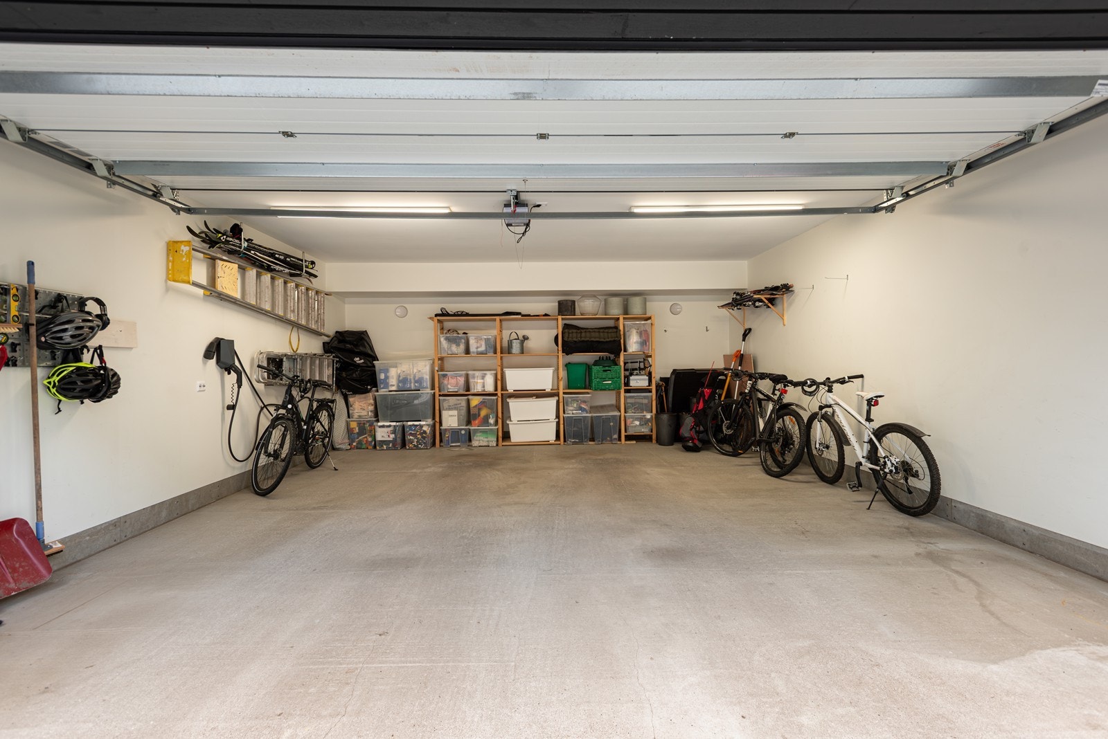 Praktisk dobbeltgarasje med lagringsplass og el-bil lading Galleribilde