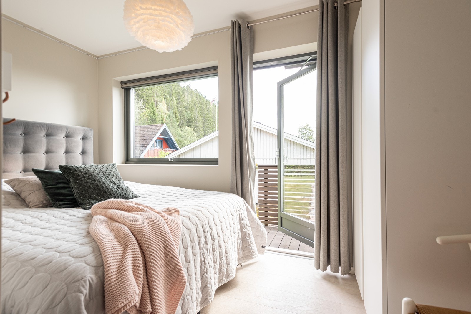 Soverom i plan 1 med direkte adkomst til hagen Galleribilde