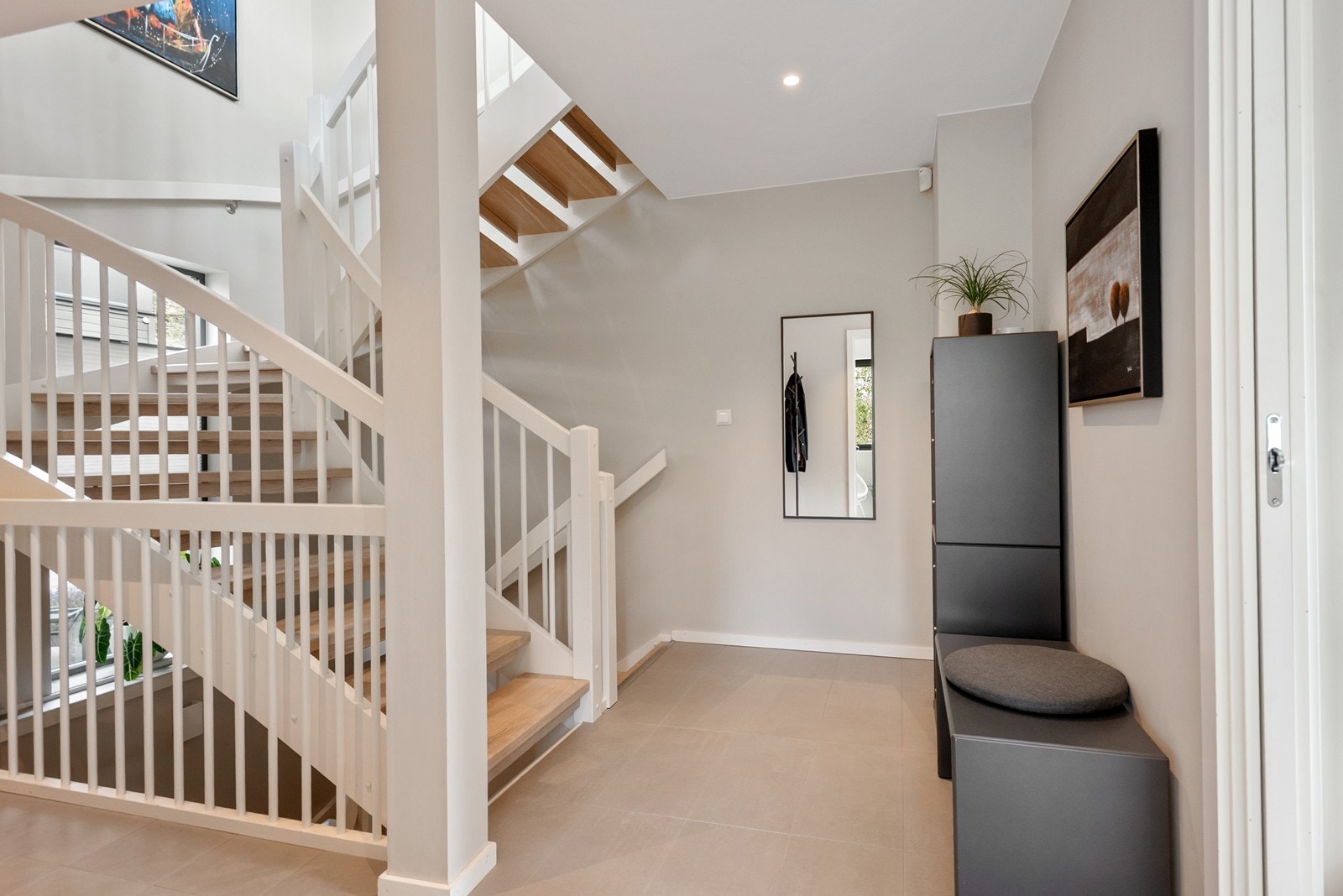 Entre og trappeløp mellom etasjene Galleribilde