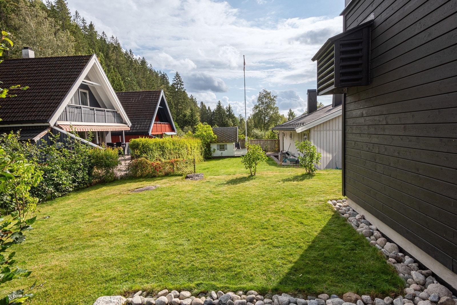Barnevennlig hage med enkel adkomst fra både boligens 1 plan og direkte inn fra gårdsplass - enkel adkomst videre inn i marka Galleribilde