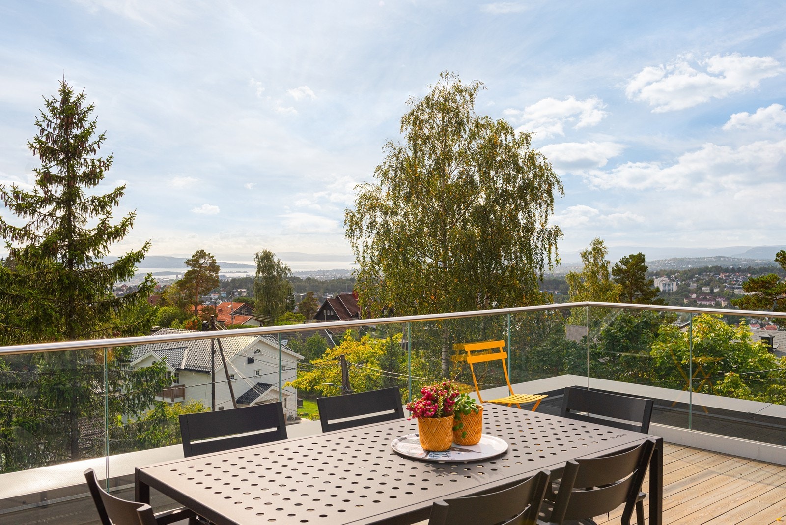 God plass til møblering av både spiseplass og salong samt solsenger etc. Galleribilde