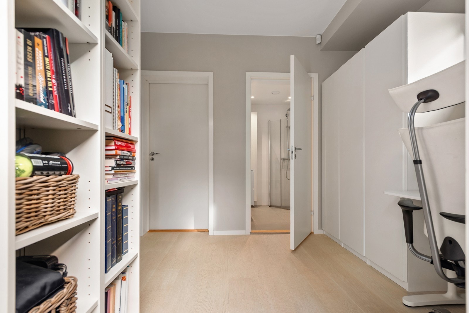 Hybel / kjellerstue har direkte tilgang til pent romslig bad med dusj, servant og toalett Galleribilde