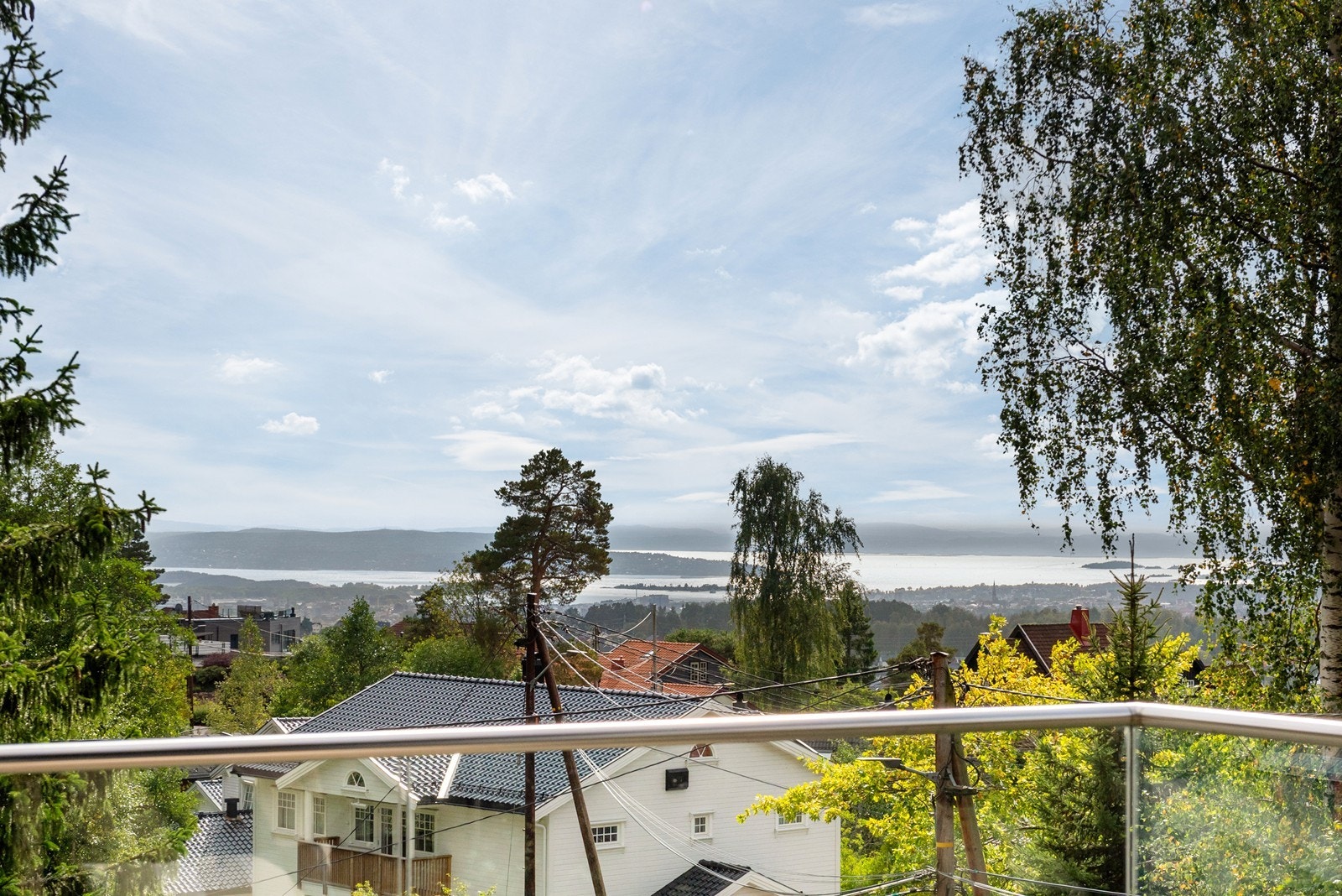 Flotte sol- og utsiktsforhold på balkongen med direkte utgang fra spisestue/kjøkken Galleribilde