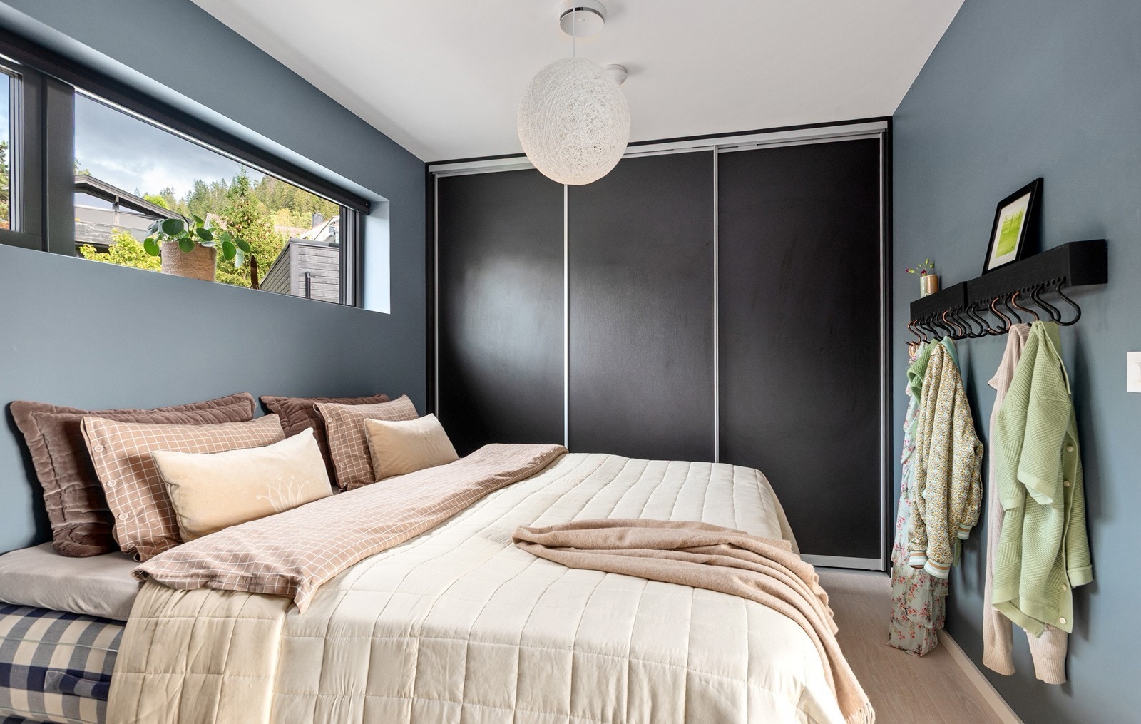 Hovedsoverom med takhøy skyvedørsgarderobe og bad en-suite Galleribilde