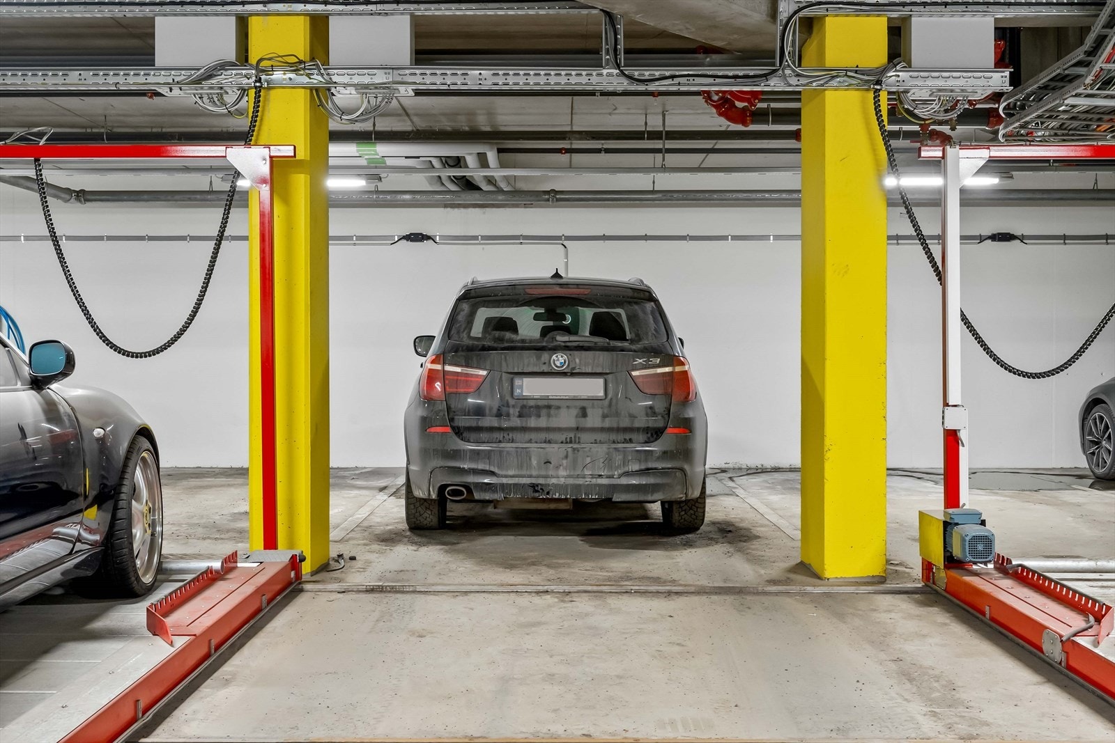 Leiligheten har fast garasjeplass i felles garasjeanlegg. Galleribilde