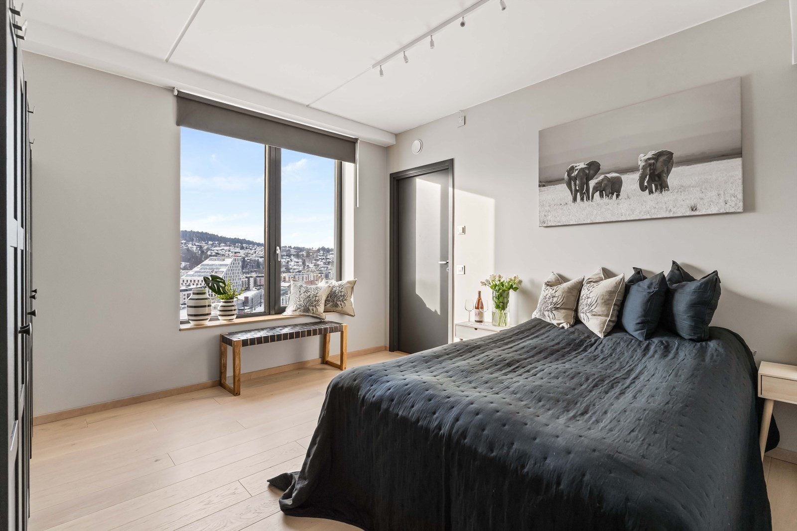 God plass til dobbeltseng og garderobeskap i hovedsoverommet. Galleribilde