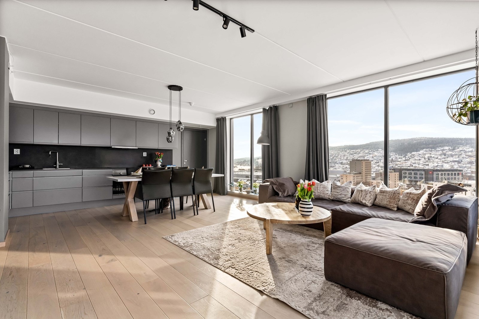 Kjøkkenet har integrerte hvitevarer for en ryddig arbeidsflate. Galleribilde