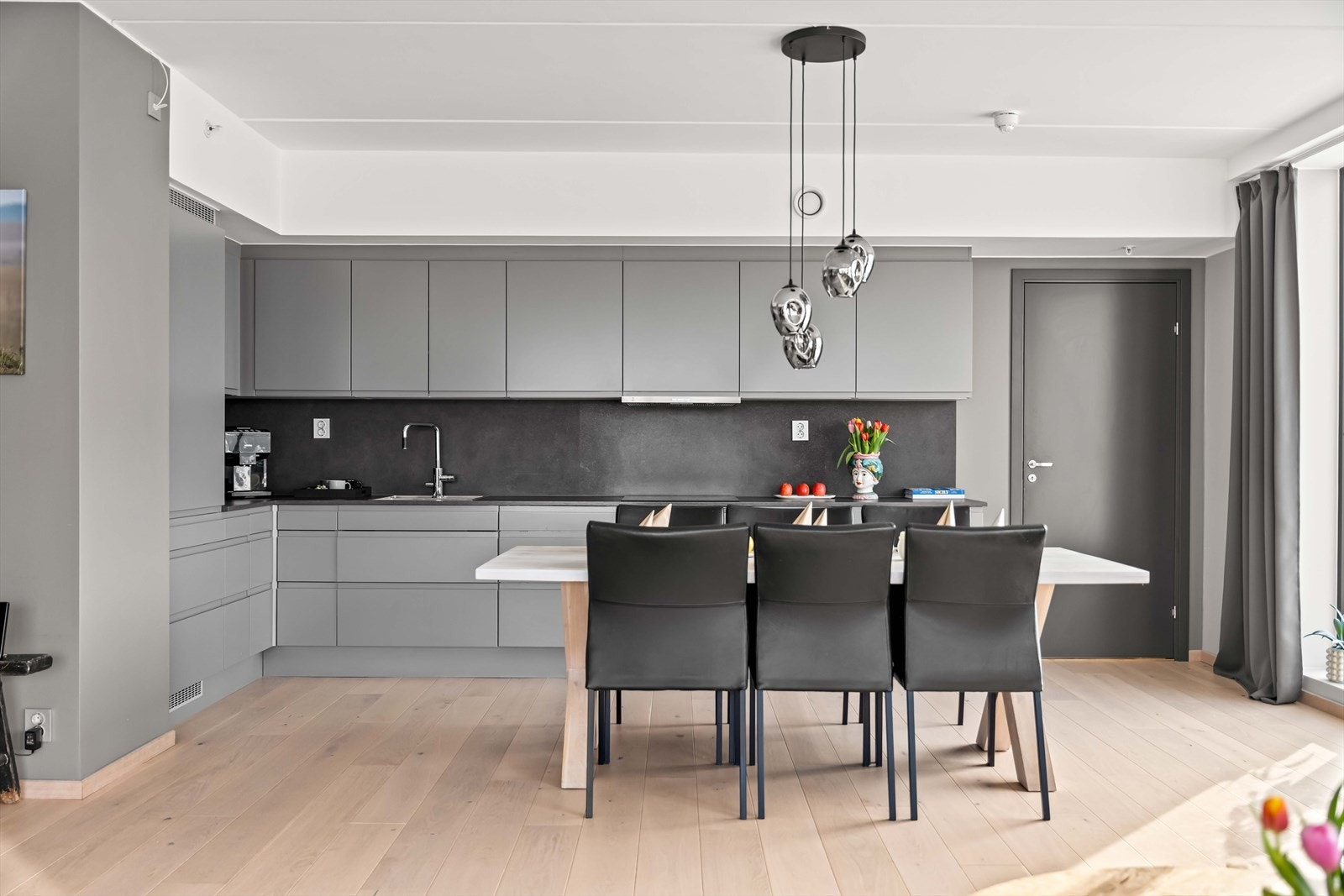 Spisebordet kan plasseres ved kjøkkenet for enkel servering. Galleribilde