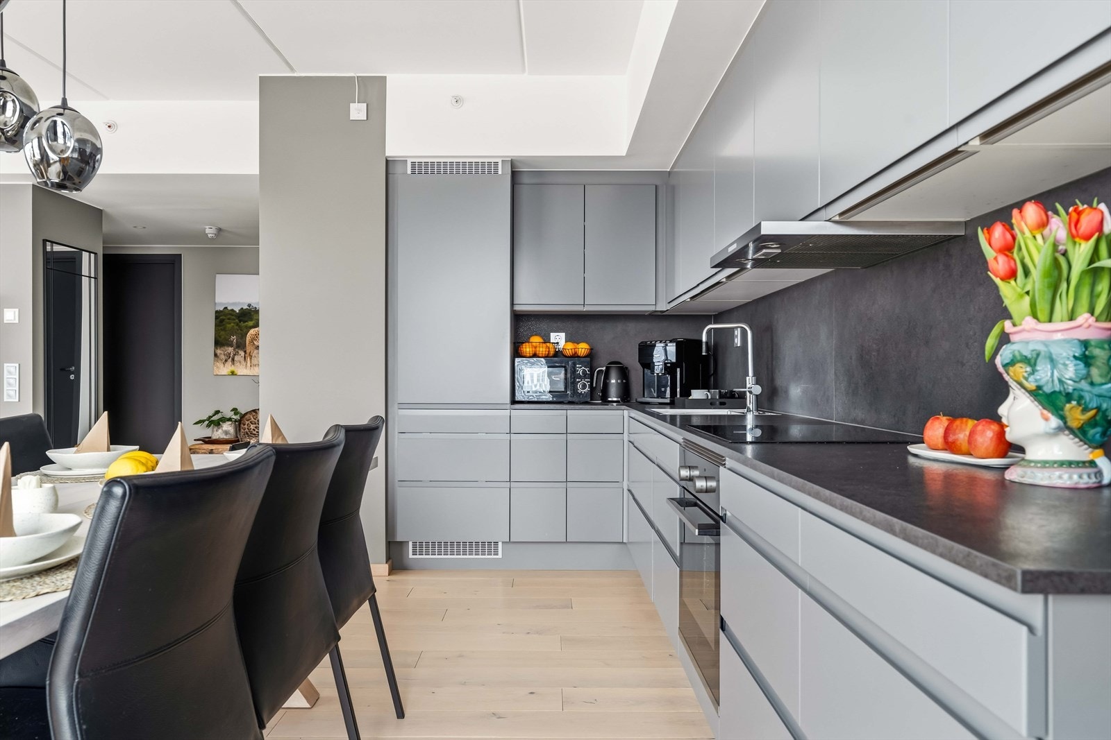 Kjøkkenet har rikelig med skap- og benkeplass. Galleribilde