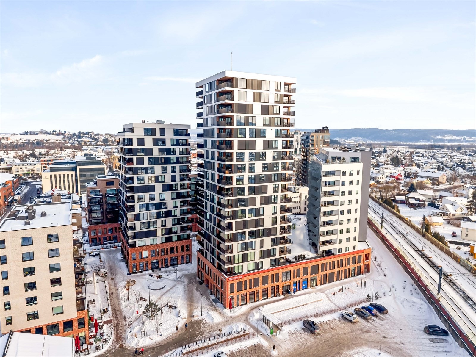 Høyhusene har en urban beliggenhet med nærhet til offentlig transport og byfasiliteter. Galleribilde