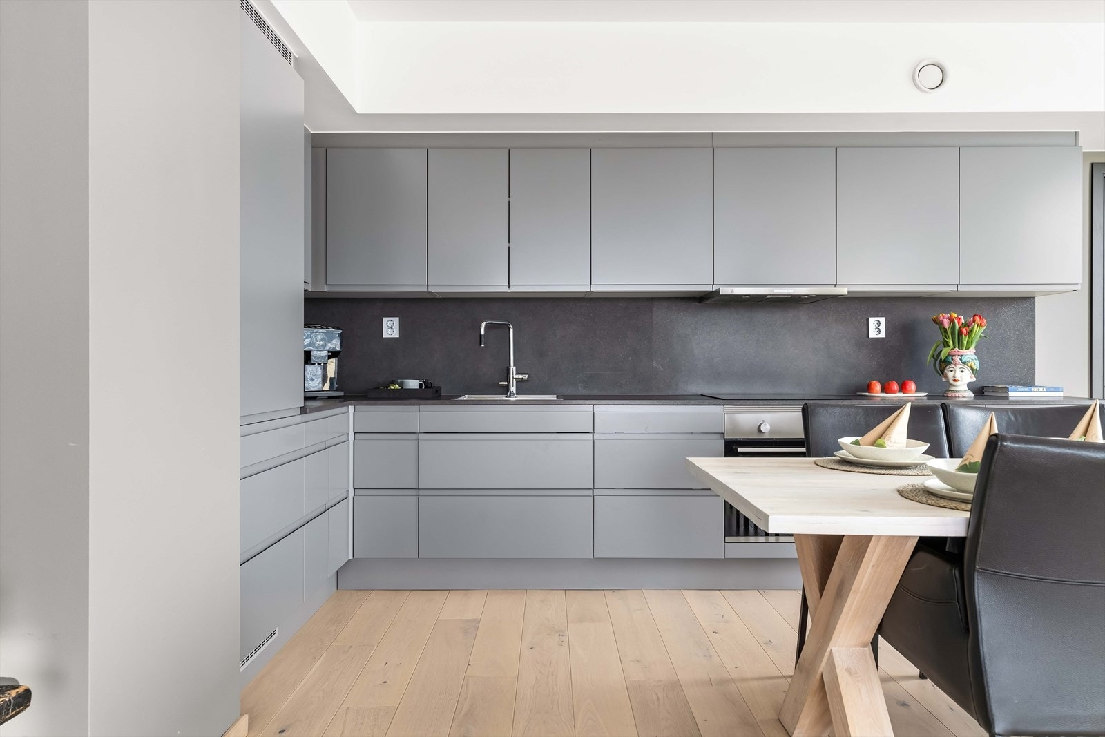 Kjøkkenet har moderne innredning med integrerte hvitevarer. Galleribilde