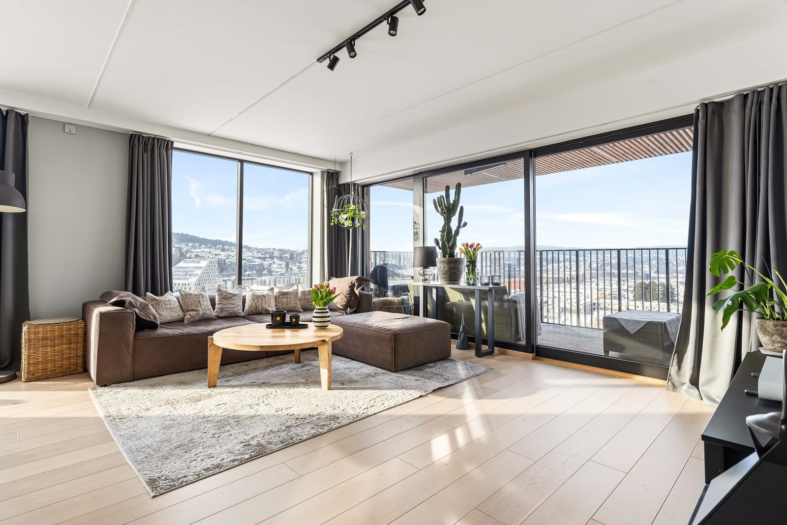 Stuen har tilgang til balkongen via store skyvedører. Galleribilde