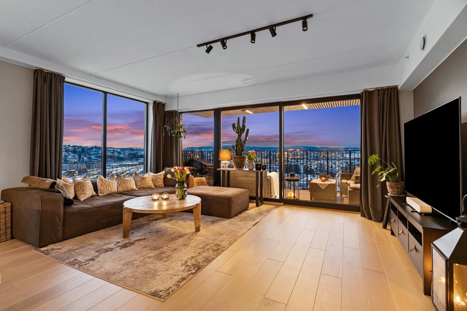 Planløsningen inkluderer entré, stue/kjøkken i åpen løsning, tre soverom, to baderom og en innvendig bod. Galleribilde