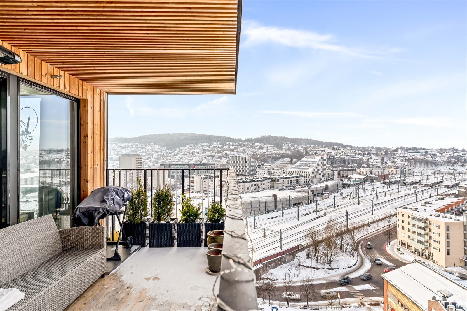 Balkongen gir en flott utsikt over det omkringliggende området. Galleribilde