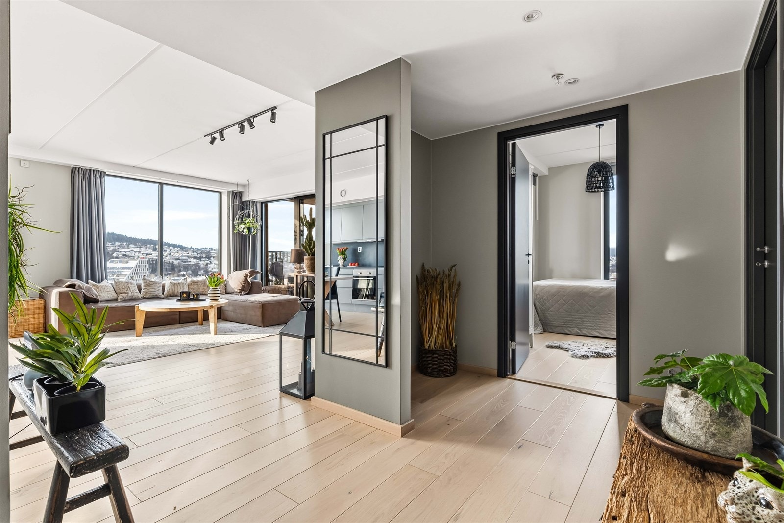 Boligen er tilknyttet fjernvarmeanlegg med vanbåren gulvvarme i stue, kjøkken, bad og soverom. Galleribilde