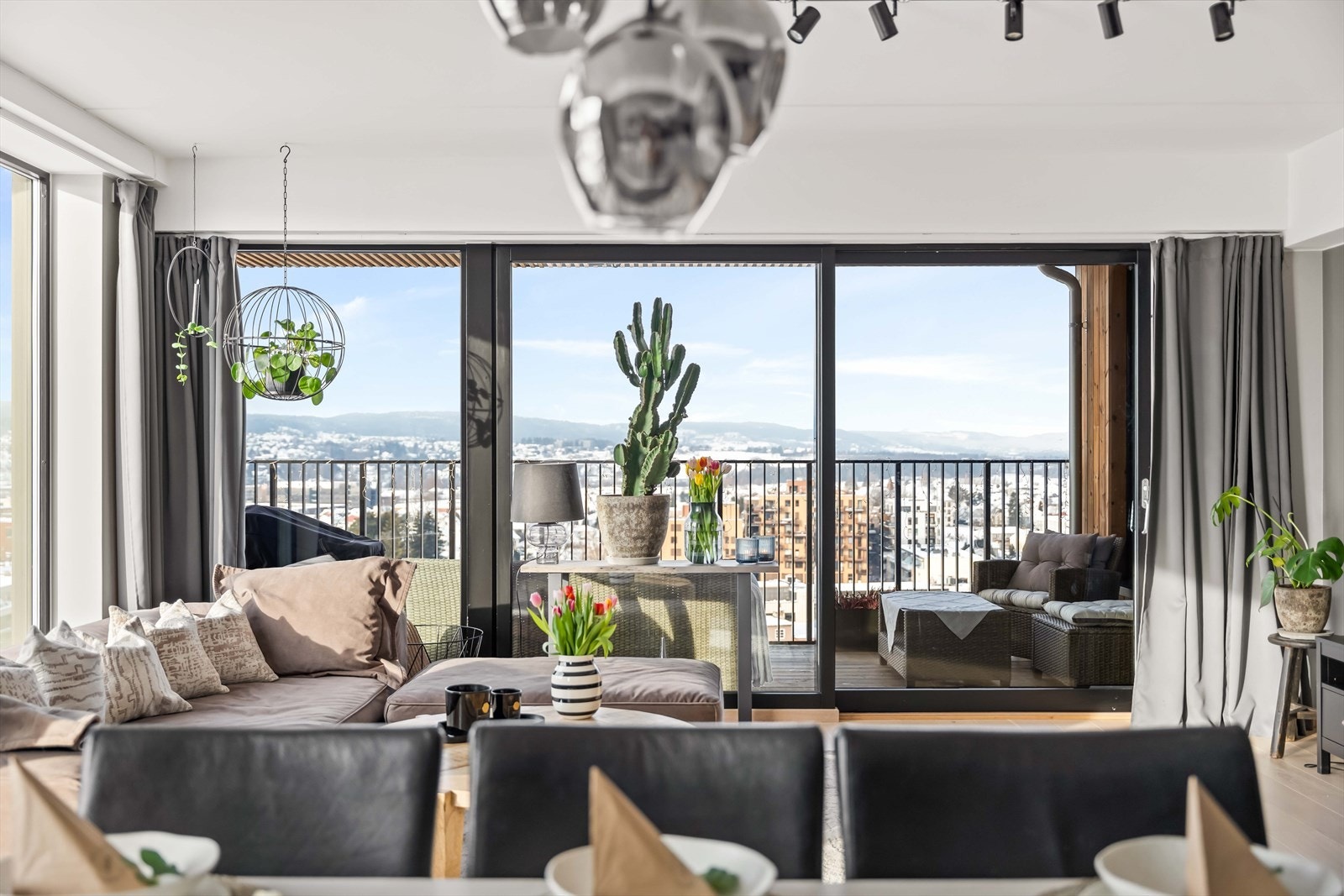 Fra stuen er det direkte utgang til en romslig balkong. Galleribilde