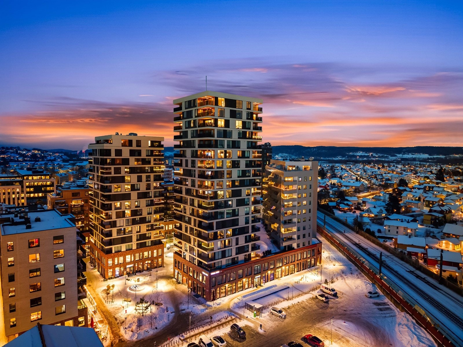 Boligkomplekset har en moderne arkitektur med flere høyhus og store vindusflater. Galleribilde